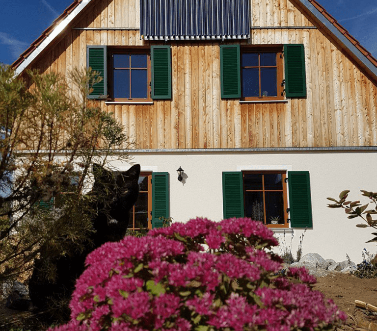 Einer von 300.000: Adrian Rauschenbach genießt umweltschonende Wärme im energieeffizienten Holzhaus